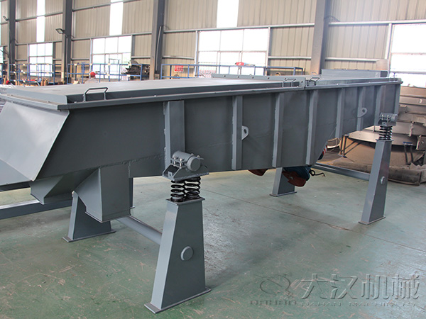 直線輸送機也屬于大型的篩分設備，所以該產品能夠輸送一些比重較大的物料。